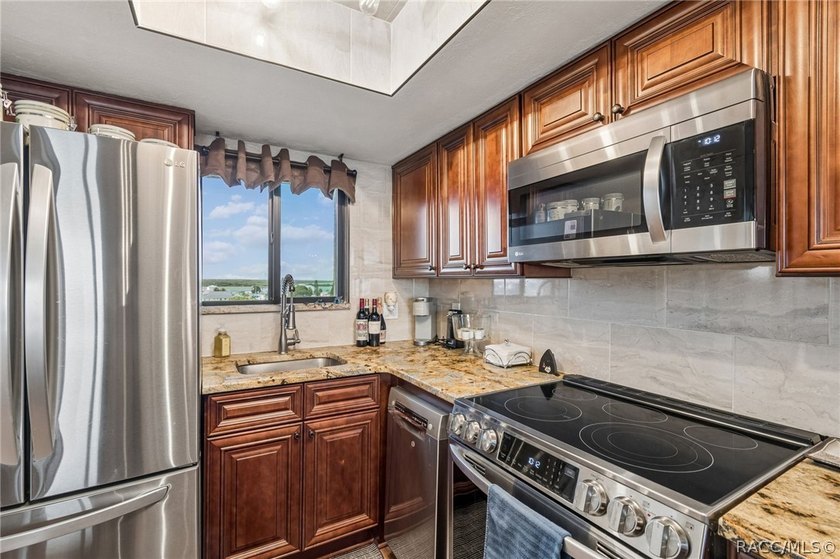 Welcome to easy coastal living in the sought-after Gulf Island - photo 6