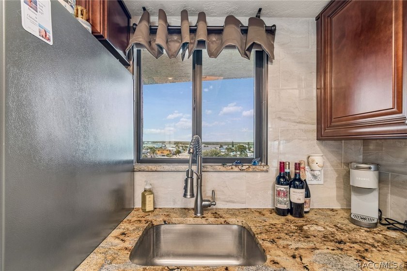 Welcome to easy coastal living in the sought-after Gulf Island - photo 8