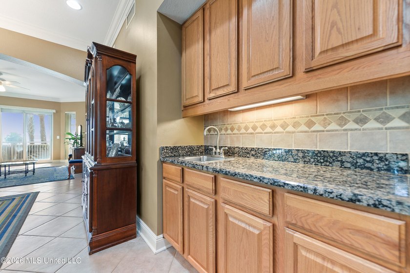 : BEAUTIFUL AND UNIQUE GROUND FLOOR CORNER END UNIT CONDOMINIUM - photo 8