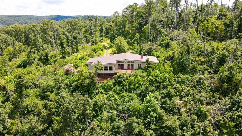Overlooking the War Eagle River, this remarkable property offers - photo 2