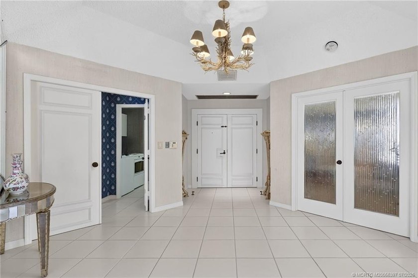 Enjoy oceanfront living in this sunny and bright three-bedroom - photo 4