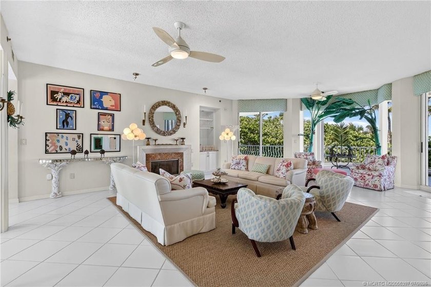 Enjoy oceanfront living in this sunny and bright three-bedroom - photo 6