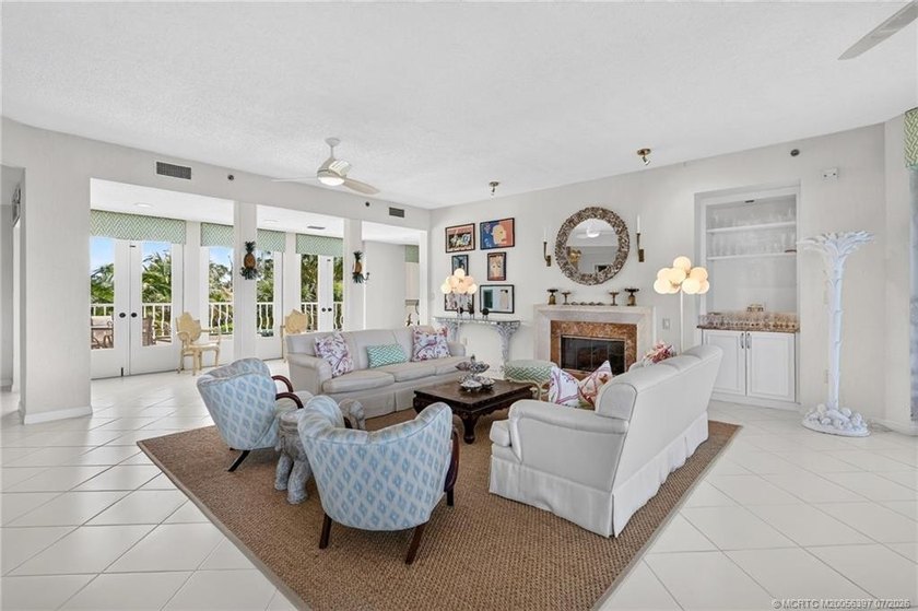 Enjoy oceanfront living in this sunny and bright three-bedroom - photo 9