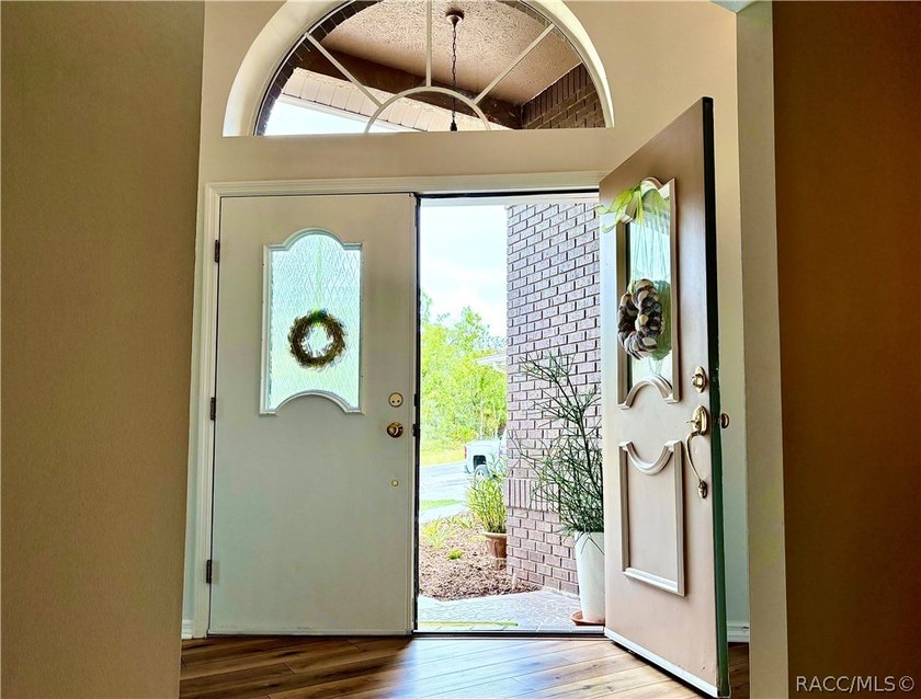 Beautiful, large move in ready home. 3 bedroom 2 bathroom - photo 5