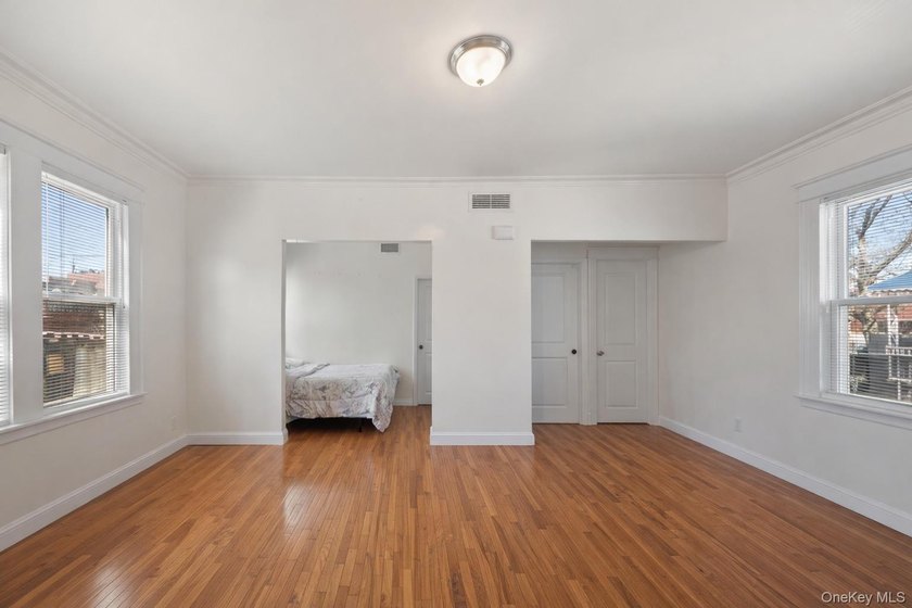 Spacious 2-Family Home on Double Lot - Central Air &amp; Separate - photo 11