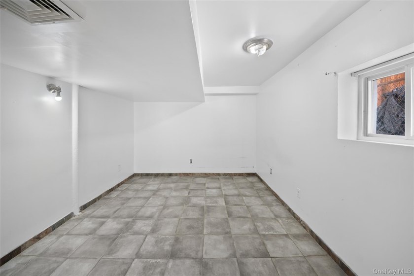 Spacious 2-Family Home on Double Lot - Central Air &amp; Separate - photo 12