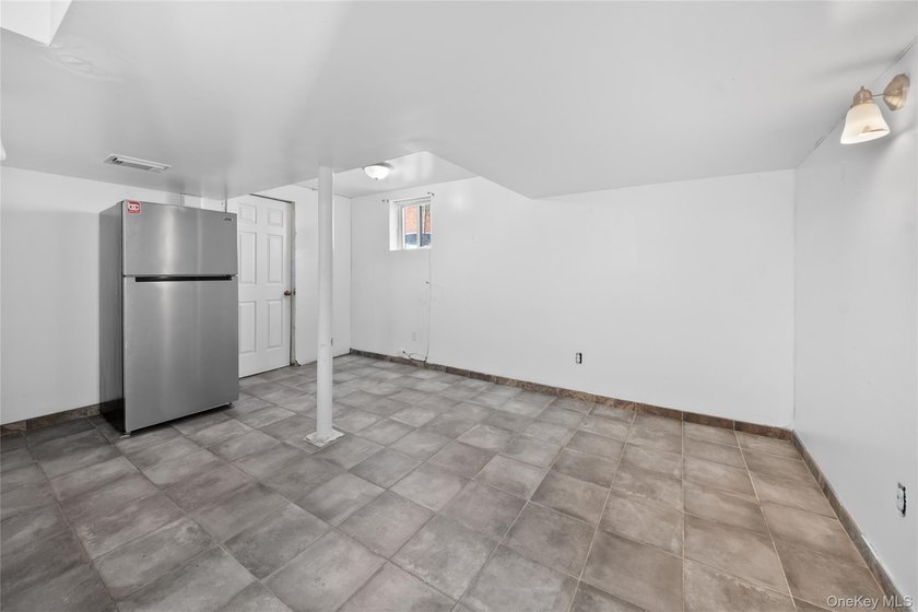 Spacious 2-Family Home on Double Lot - Central Air &amp; Separate - photo 14