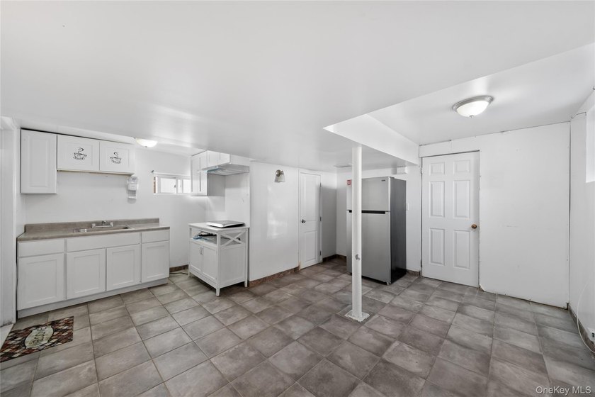 Spacious 2-Family Home on Double Lot - Central Air &amp; Separate - photo 16