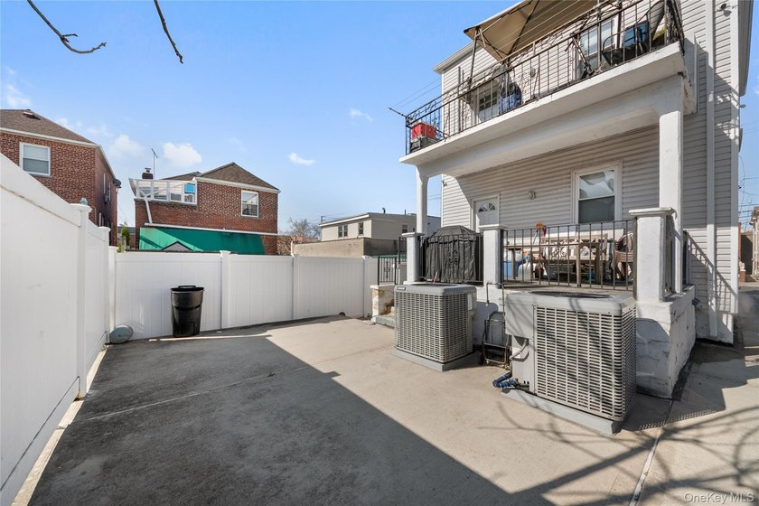 Spacious 2-Family Home on Double Lot - Central Air &amp; Separate - photo 20