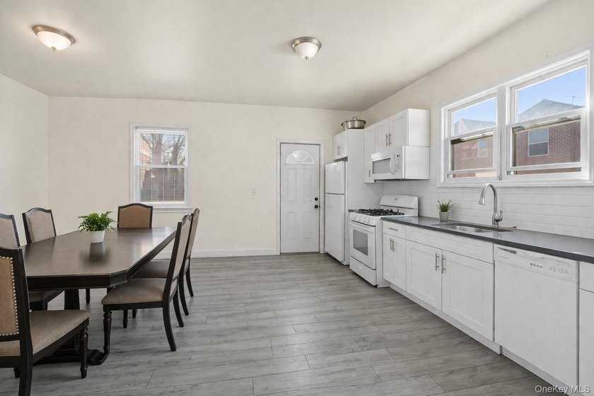 Spacious 2-Family Home on Double Lot - Central Air &amp; Separate - photo 21