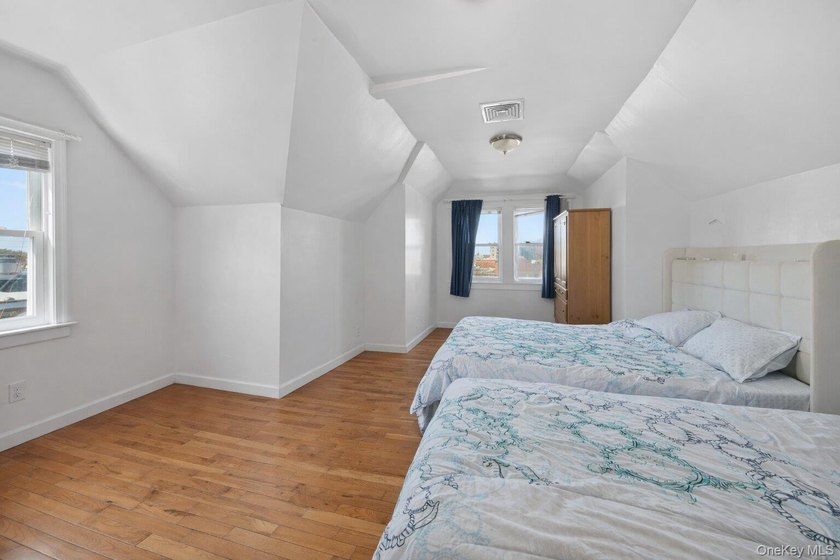 Spacious 2-Family Home on Double Lot - Central Air &amp; Separate - photo 23