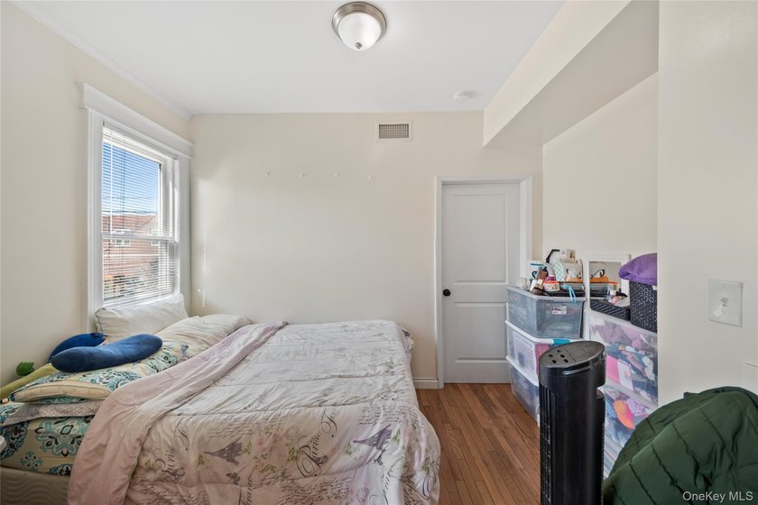 Spacious 2-Family Home on Double Lot - Central Air &amp; Separate - photo 24