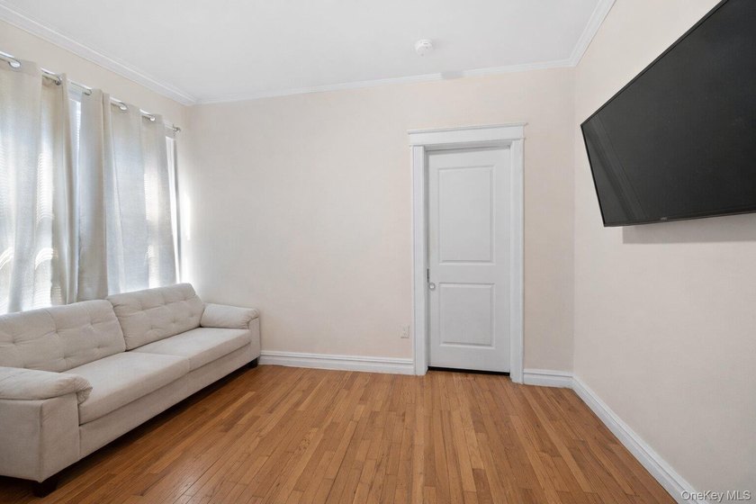 Spacious 2-Family Home on Double Lot - Central Air &amp; Separate - photo 25