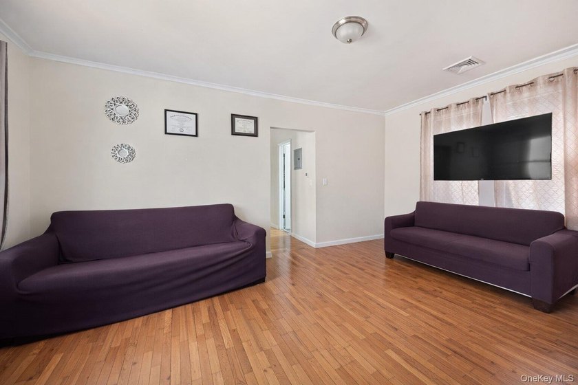 Spacious 2-Family Home on Double Lot - Central Air &amp; Separate - photo 26