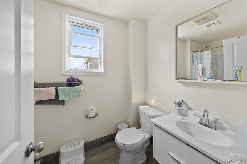 Spacious 2-Family Home on Double Lot - Central Air &amp; Separate - photo 27