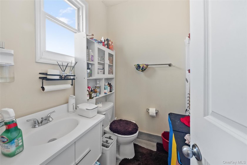 Spacious 2-Family Home on Double Lot - Central Air &amp; Separate - photo 29