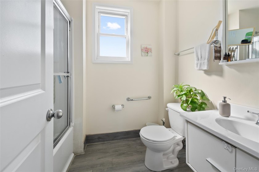 Spacious 2-Family Home on Double Lot - Central Air &amp; Separate - photo 31