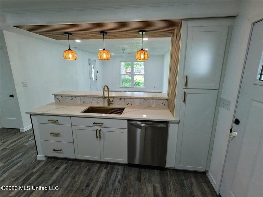 Must see! Absolutely everything in this stunning 4-bedroom - photo 2