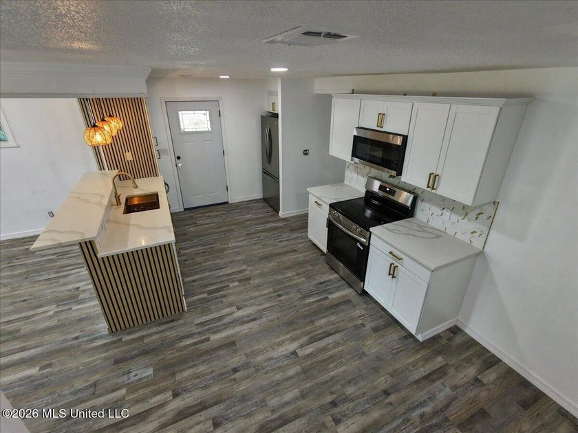 Must see! Absolutely everything in this stunning 4-bedroom - photo 3