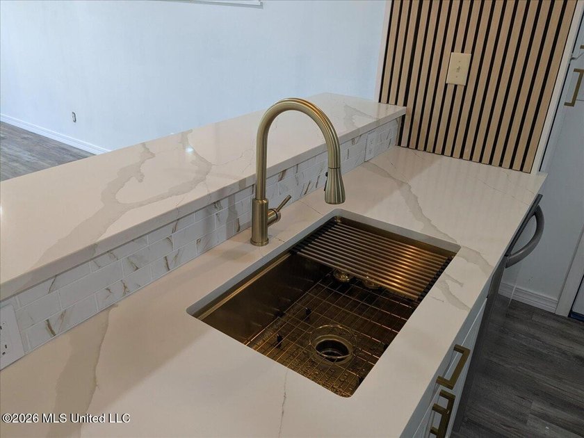 Must see! Absolutely everything in this stunning 4-bedroom - photo 4