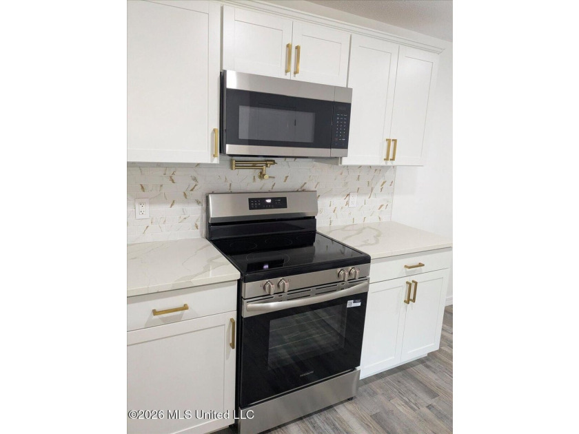Must see! Absolutely everything in this stunning 4-bedroom - photo 5