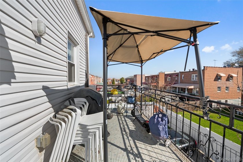 Spacious 2-Family Home on Double Lot - Central Air &amp; Separate - photo 35