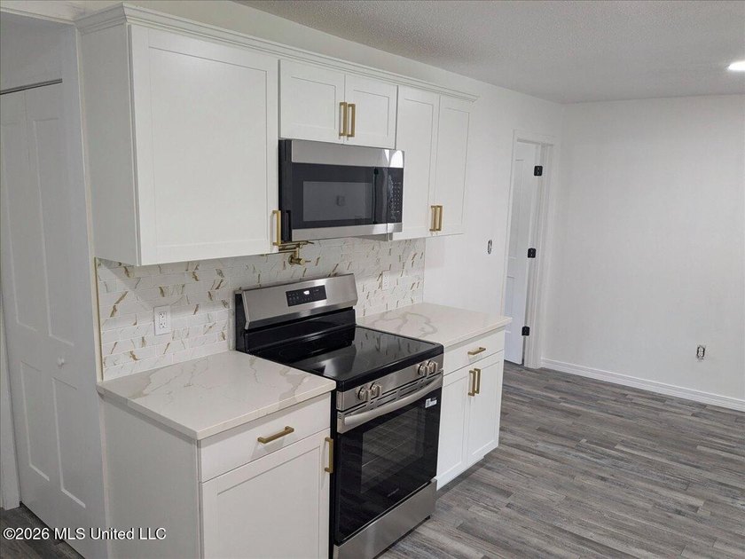 Must see! Absolutely everything in this stunning 4-bedroom - photo 6