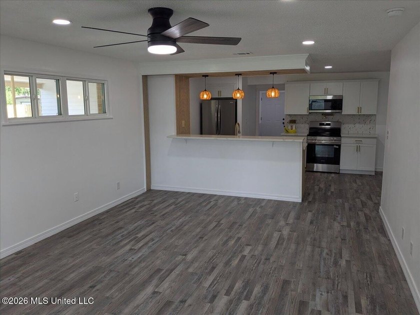 Must see! Absolutely everything in this stunning 4-bedroom - photo 8