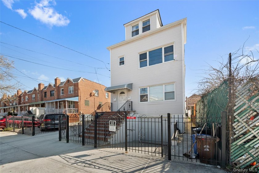 Spacious 2-Family Home on Double Lot - Central Air &amp; Separate - photo 40