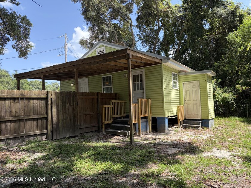 Welcome to this super charming 2 bedroom, 1 bath cottage - photo 2