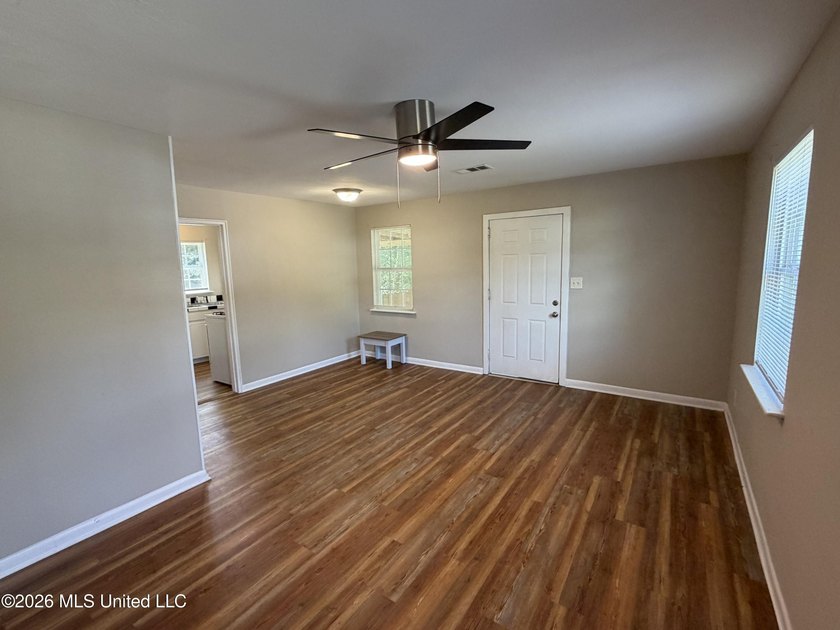 Welcome to this super charming 2 bedroom, 1 bath cottage - photo 4