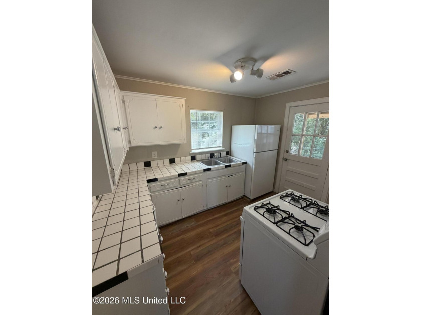 Welcome to this super charming 2 bedroom, 1 bath cottage - photo 5