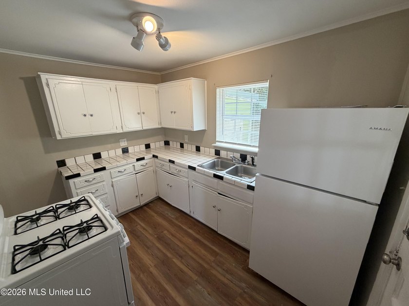 Welcome to this super charming 2 bedroom, 1 bath cottage - photo 6