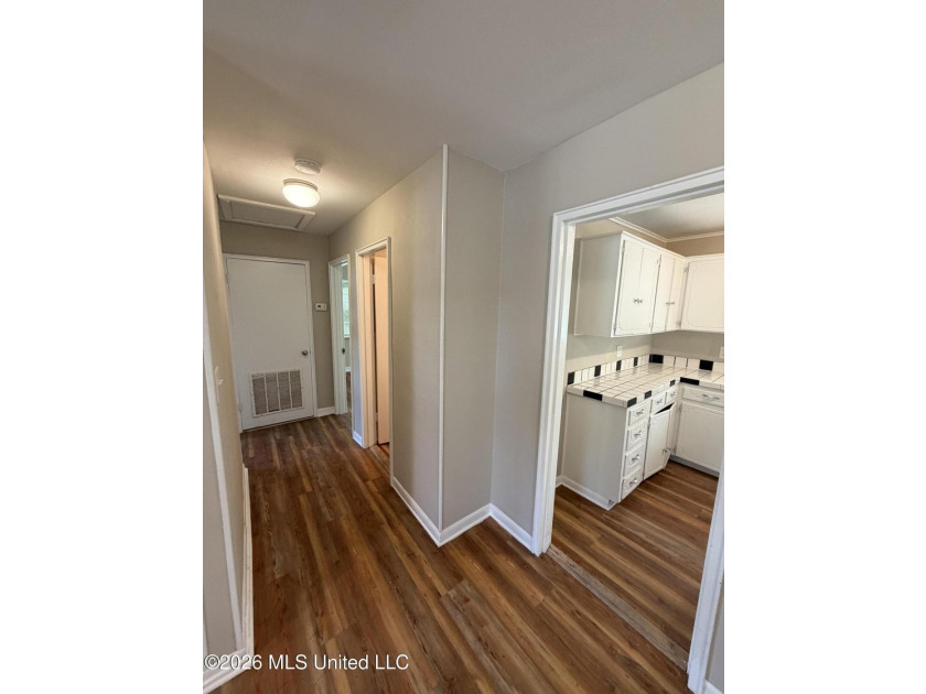 Welcome to this super charming 2 bedroom, 1 bath cottage - photo 7