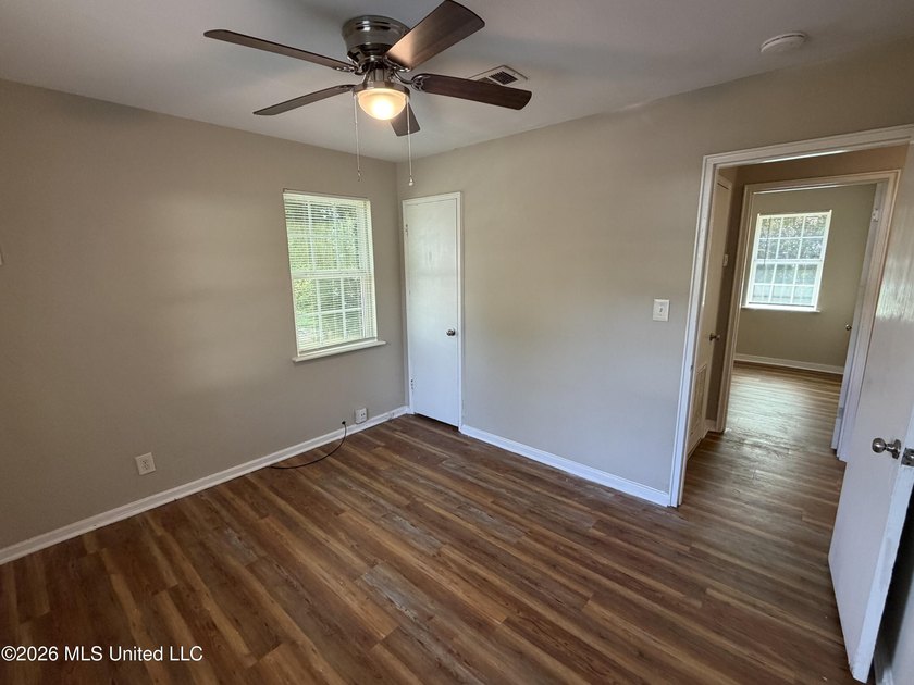 Welcome to this super charming 2 bedroom, 1 bath cottage - photo 9