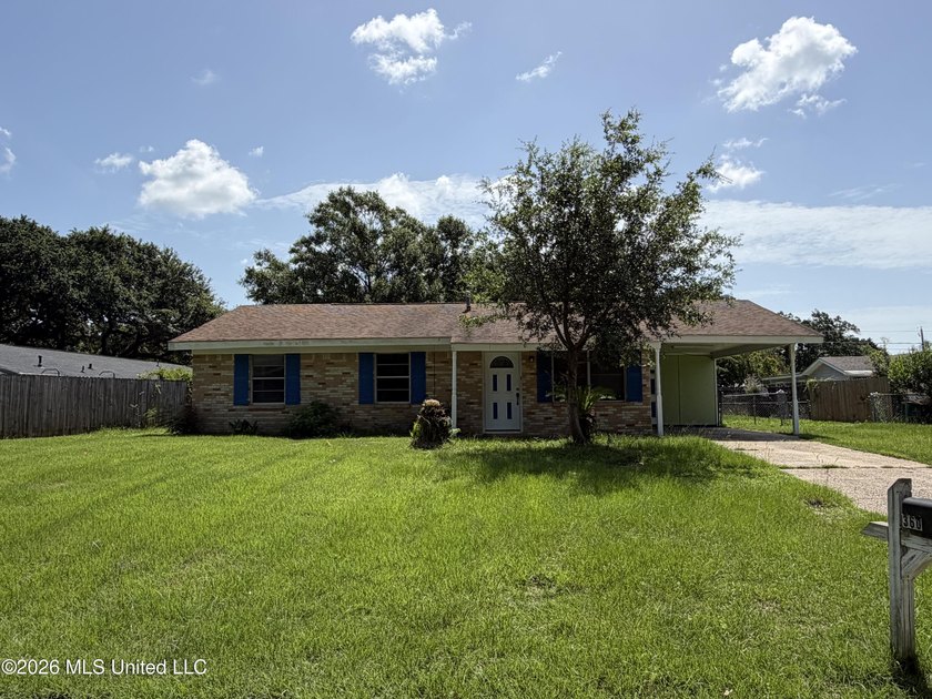 Calling all investors and renovators! This 3 bedroom, 1.5 bath - photo 2