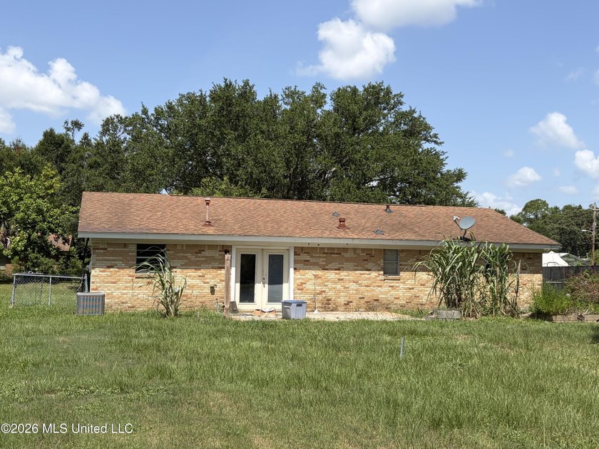 Calling all investors and renovators! This 3 bedroom, 1.5 bath - photo 5