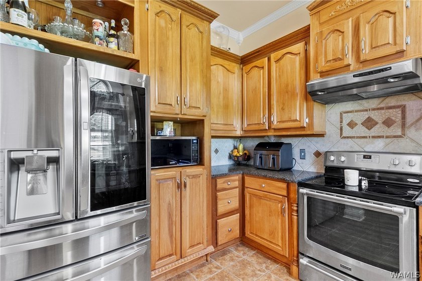 Welcome to this stunning 4-bedroom, 3-bathroom home designed for - photo 12