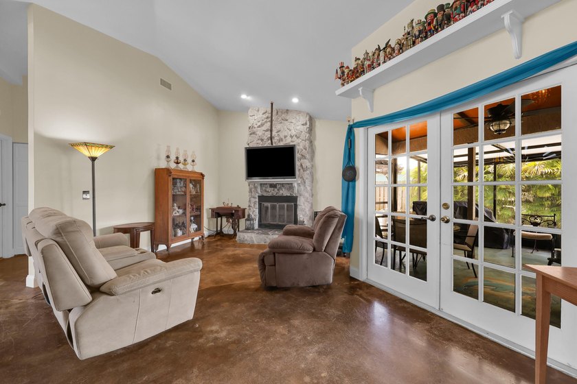 Beautifully maintained 3-bedroom, 2-bathroom, 1-car garage home - photo 15