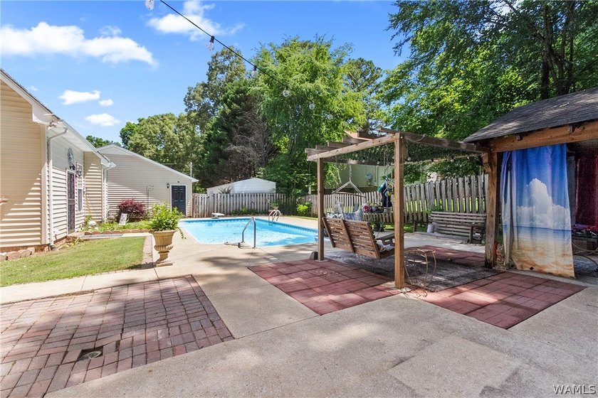 Welcome to this stunning 4-bedroom, 3-bathroom home designed for - photo 28