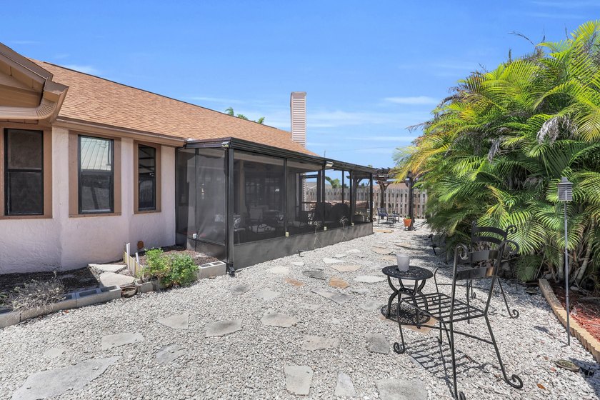 Beautifully maintained 3-bedroom, 2-bathroom, 1-car garage home - photo 35