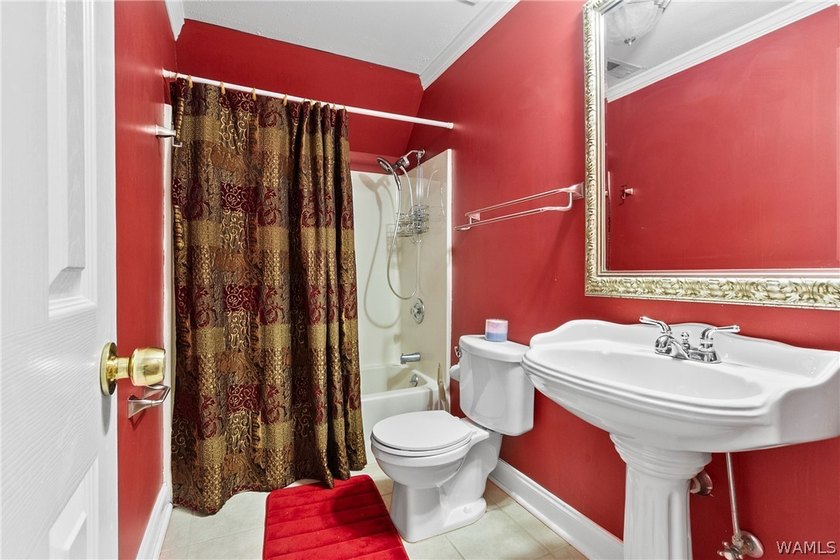 Welcome to this stunning 4-bedroom, 3-bathroom home designed for - photo 35