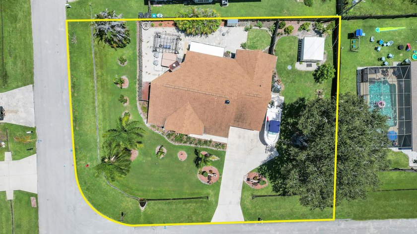 Beautifully maintained 3-bedroom, 2-bathroom, 1-car garage home - photo 40