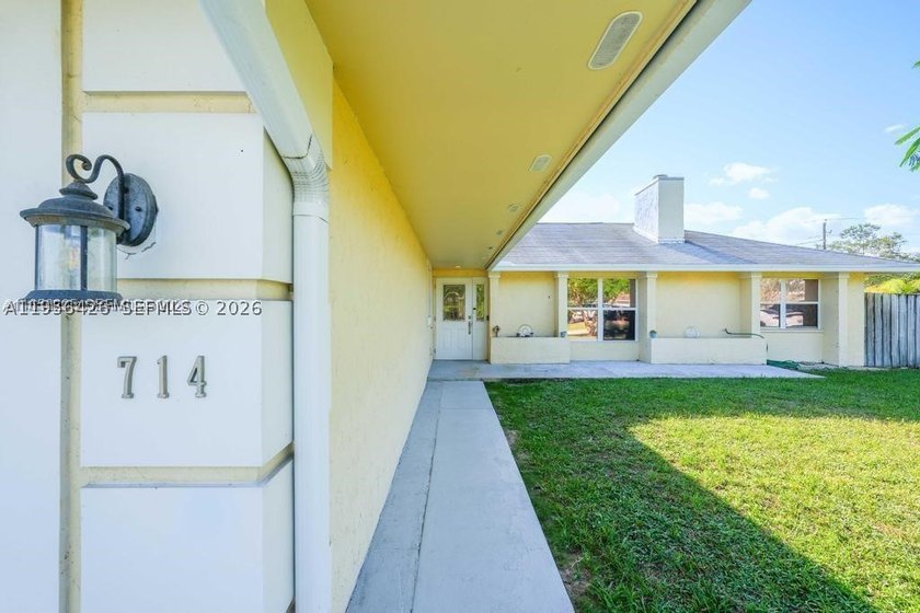 Your peaceful Port St. Lucie retreat. This 3-bedroom, 2-bath - photo 5