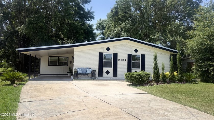 This beautiful House in Biloxi was renovated 4 years ago and - photo 2