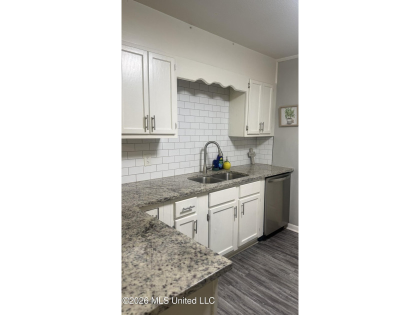 This beautiful House in Biloxi was renovated 4 years ago and - photo 4