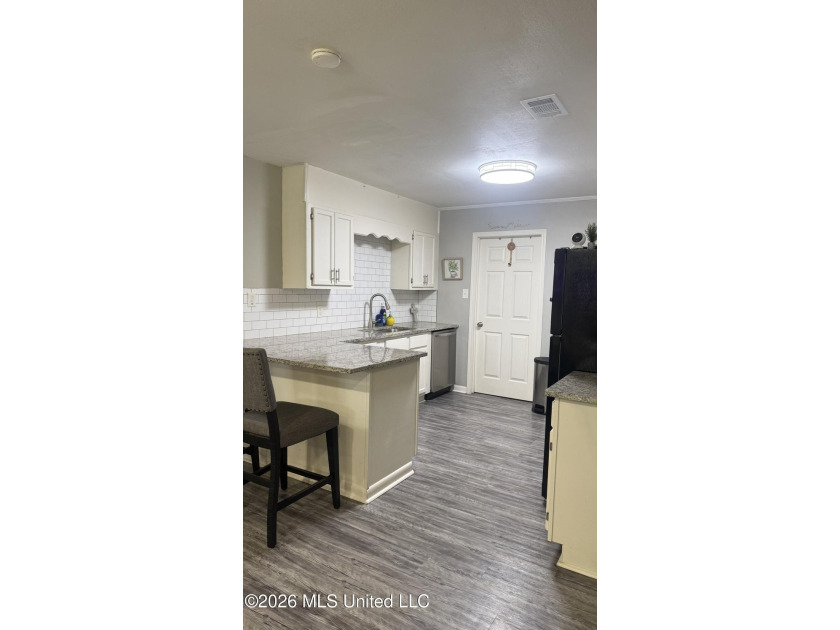 This beautiful House in Biloxi was renovated 4 years ago and - photo 7