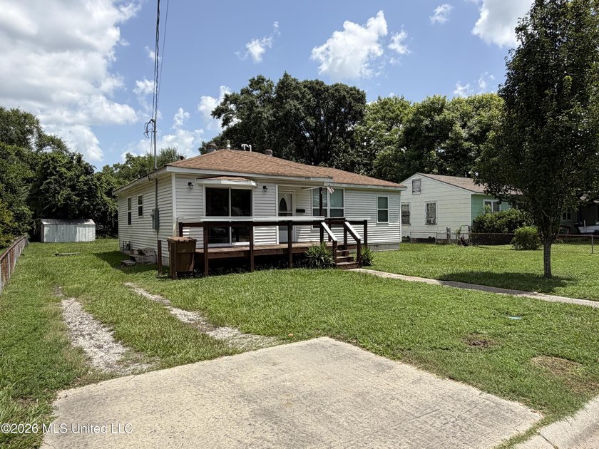 Welcome to this super charming 2 bedroom, 1 bath cottage - photo 2