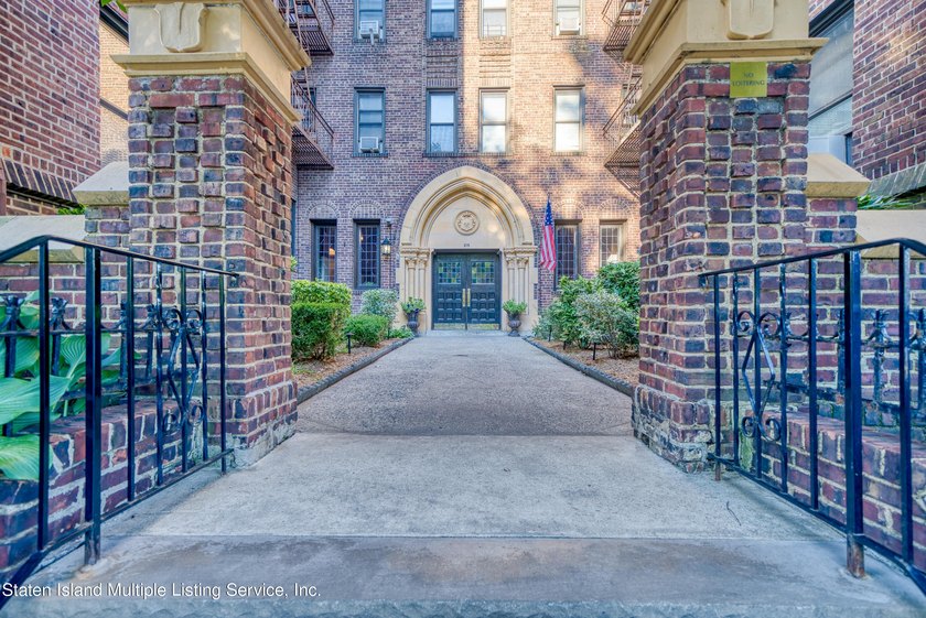 This renovated move in ready 2 bedroom, 2 bath is one of the - photo 3