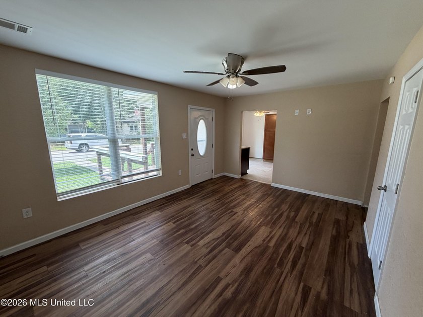 Welcome to this super charming 2 bedroom, 1 bath cottage - photo 4